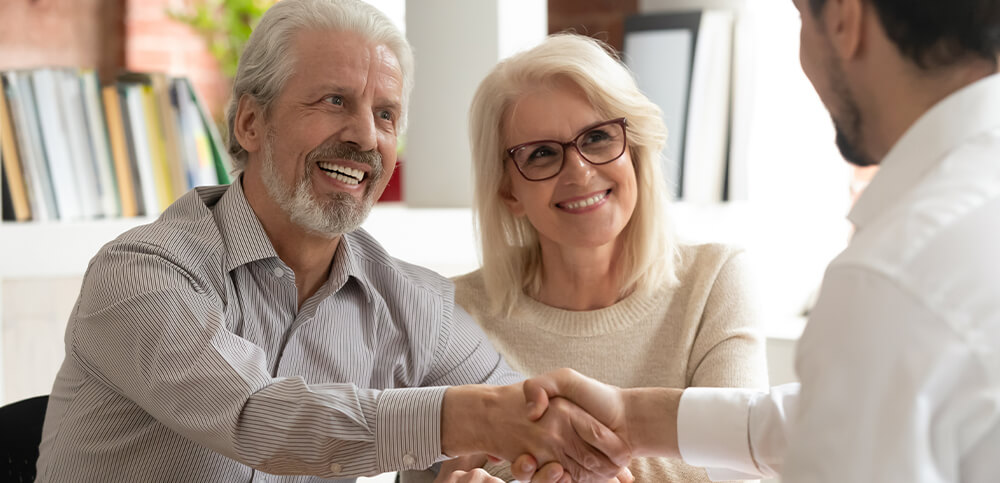 couple shaking hand.